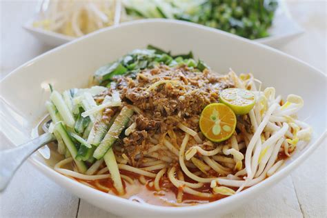  Laksa Johor - En Slående Smörgåsbord av Smaker med en Kryddig och Krämiga Touch!