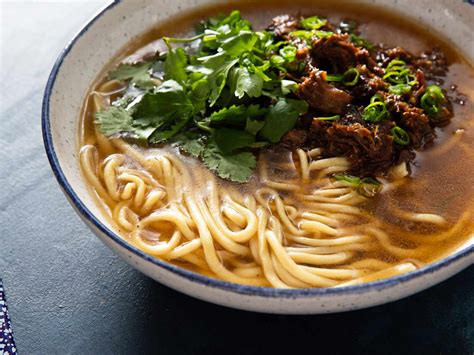  Lamian Nudelsoppa - En Smaksensation med Slät Silkig Nudlar och Spridande Kryddig Smak!